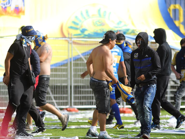 Everton identifica y sanciona a 17 hinchas que invadieron el Sausalito en el partido ante la UC