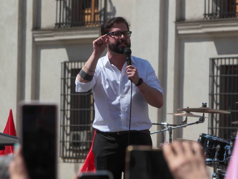 Presidente Boric durante manifestación en su apoyo: “Tenemos que ir un paso más allá, hablar con quienes piensan distinto”