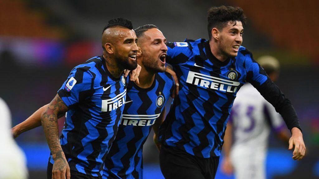 MILAN, ITALY - SEPTEMBER 26:  Danilo D'Ambrosio of FC Internazionale  celebrates with Arturo Vidal and Alessandro Bastoni  after scoring the goal during the Serie A match between FC Internazionale and ACF Fiorentina at Stadio Giuseppe Meazza on September 26, 2020 in Milan, Italy.  (Photo by Claudio Villa - Inter/Inter via Getty Images)