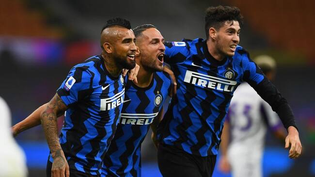 MILAN, ITALY - SEPTEMBER 26: Danilo D'Ambrosio of FC Internazionale celebrates with Arturo Vidal and Alessandro Bastoni after scoring the goal during the Serie A match between FC Internazionale and ACF Fiorentina at Stadio Giuseppe Meazza on September 26, 2020 in Milan, Italy. (Photo by Claudio Villa - Inter/Inter via Getty Images)