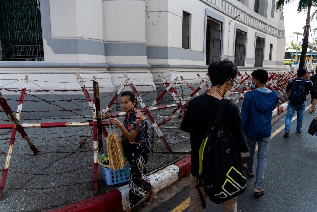 Dictadura de Myanmar ubica vallas con púas