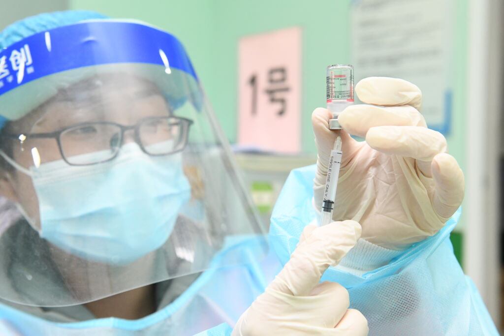 Trabajador médico revisa examen en un laboratorio de Xinle en China