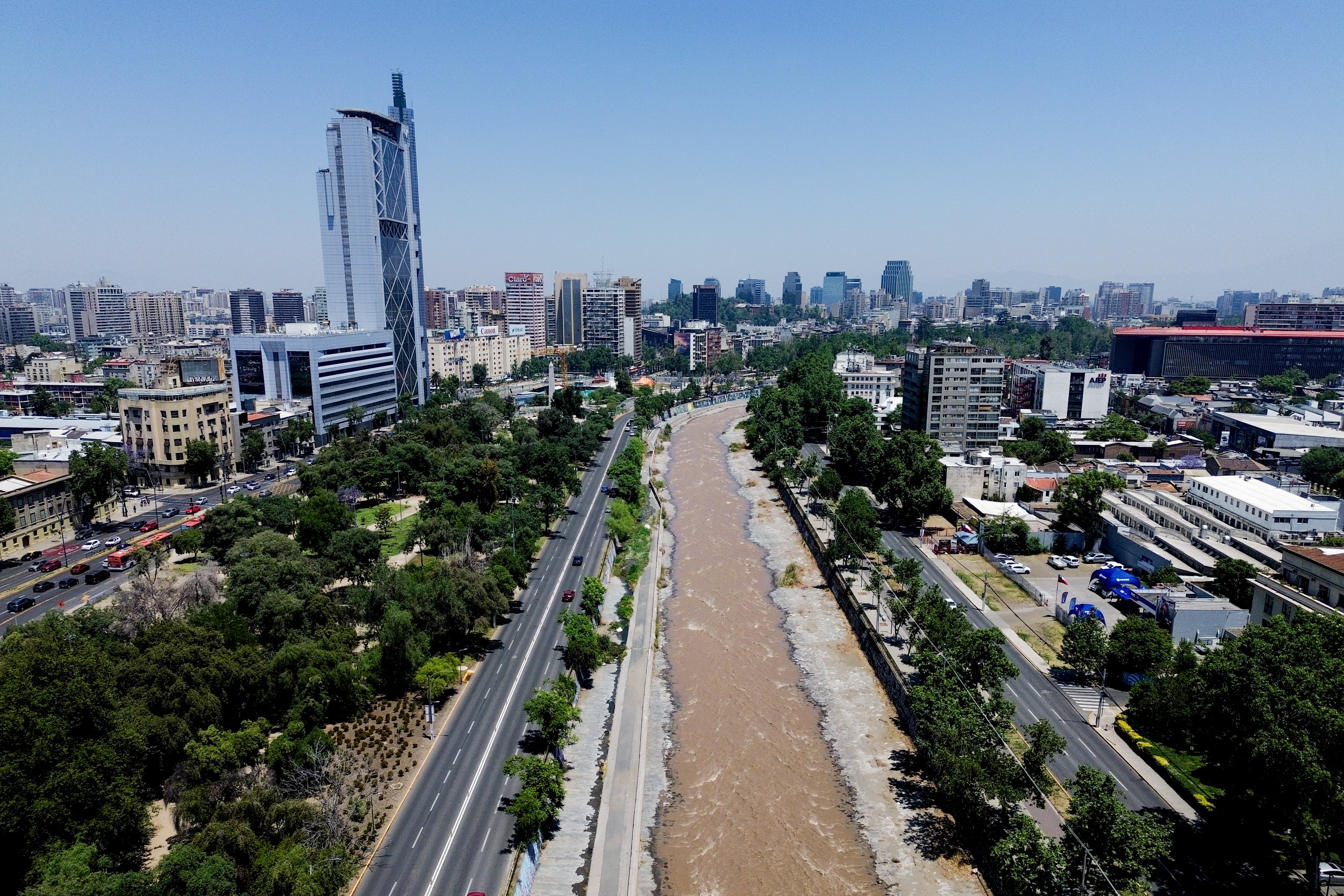 Cruda imagen en vivo incomoda a animadores de matinal de CHV durante operativo en el río Mapocho