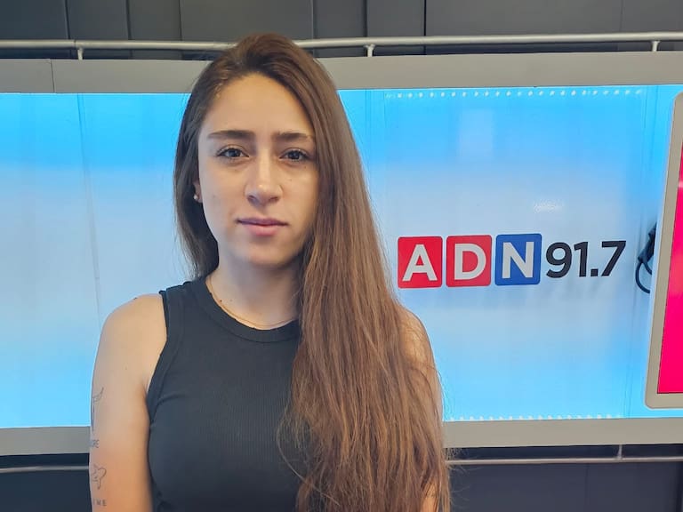 “Esto te va a seguir pasando si sigues hablando”: Excarabinera Ilaisa Henríquez denuncia hackeo de tu teléfono en plena entrevista