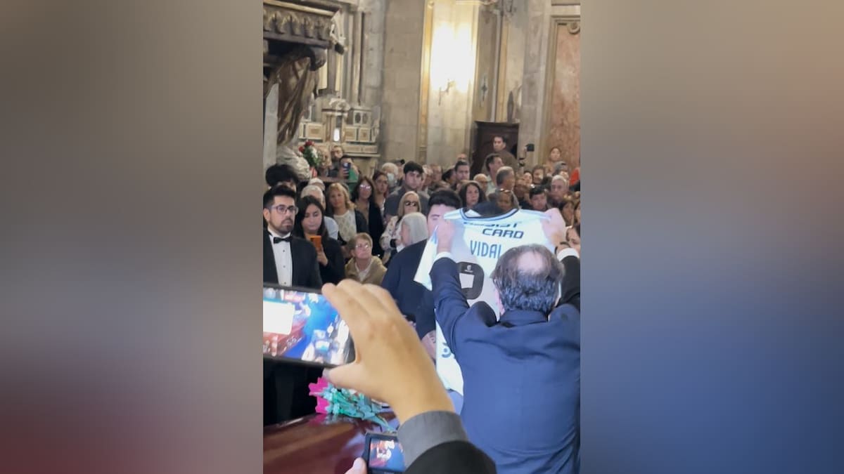 Aníbal Mosa rinde homenaje a la memoria de Tommy Rey durante su funeral