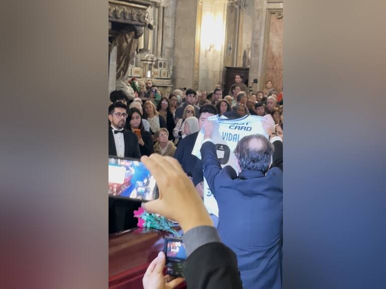 Aníbal Mosa rinde homenaje a la memoria de Tommy Rey durante su funeral