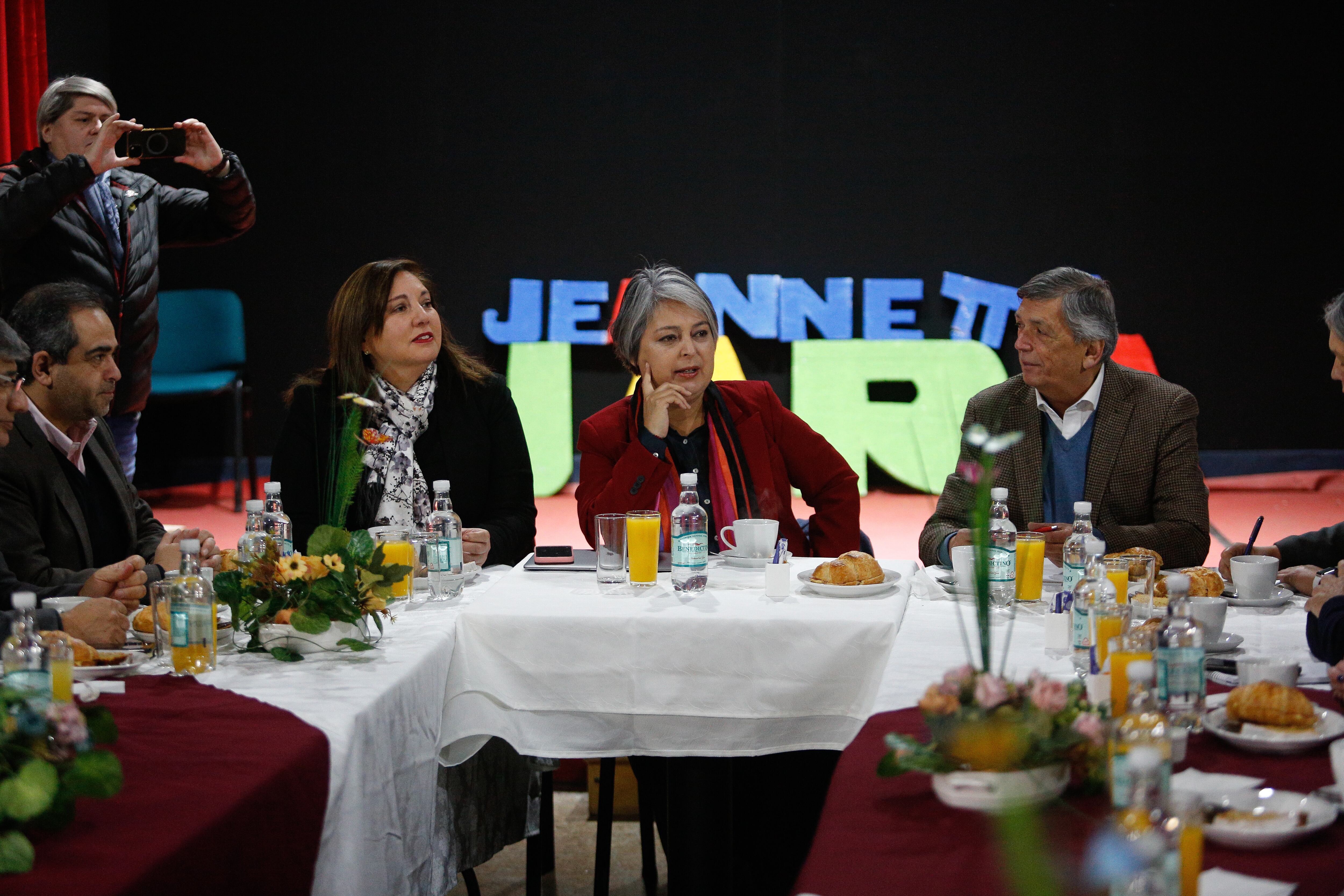 01 DE JULIO DE 2025 / SANTIAGO
La candidata Presidencial Jeannette Jara, se reúne en su comando con los presidentes de los partidos políticos de la coalición del Oficialismo
FOTO: DIEGO MARTIN / AGENCIAUNO