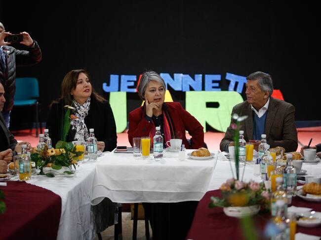 01 DE JULIO DE 2025 / SANTIAGO
La candidata Presidencial Jeannette Jara, se reúne en su comando con los presidentes de los partidos políticos de la coalición del Oficialismo
FOTO: DIEGO MARTIN / AGENCIAUNO