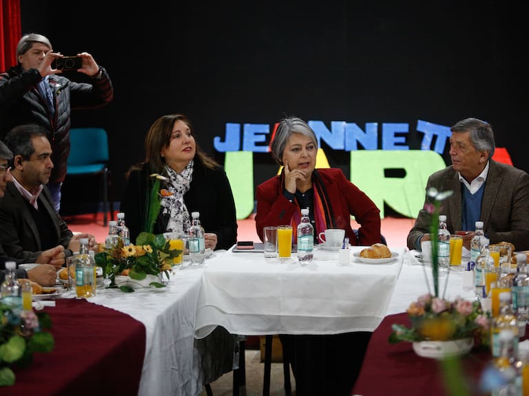 01 DE JULIO DE 2025 / SANTIAGO
La candidata Presidencial Jeannette Jara, se reúne en su comando con los presidentes de los partidos políticos de la coalición del Oficialismo
FOTO: DIEGO MARTIN / AGENCIAUNO