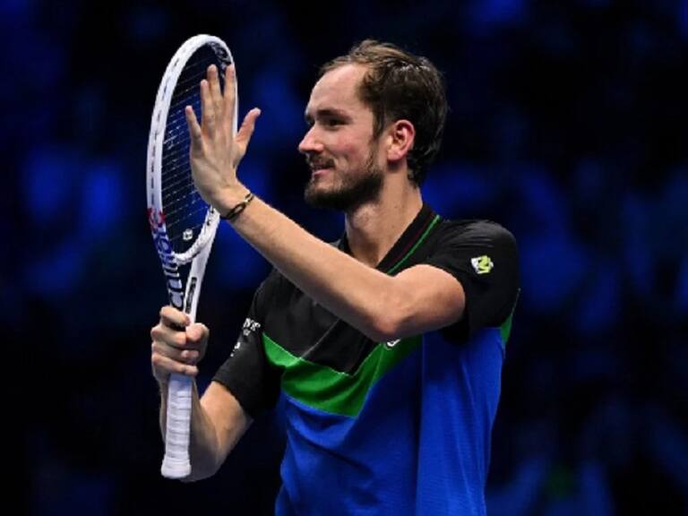 Medvedev vence con propiedad a Zverev y se convierte en el primer clasificado a las semifinales del ATP Finals