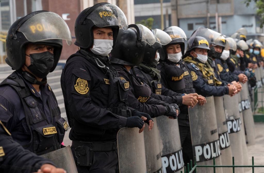 Efectivos de la policía de Perú. parte del operativo contra la red pederasta