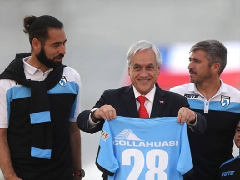 Presidente Piñera visitó las obras del nuevo Estadio Tierra de Campeones y recibió particular regalo