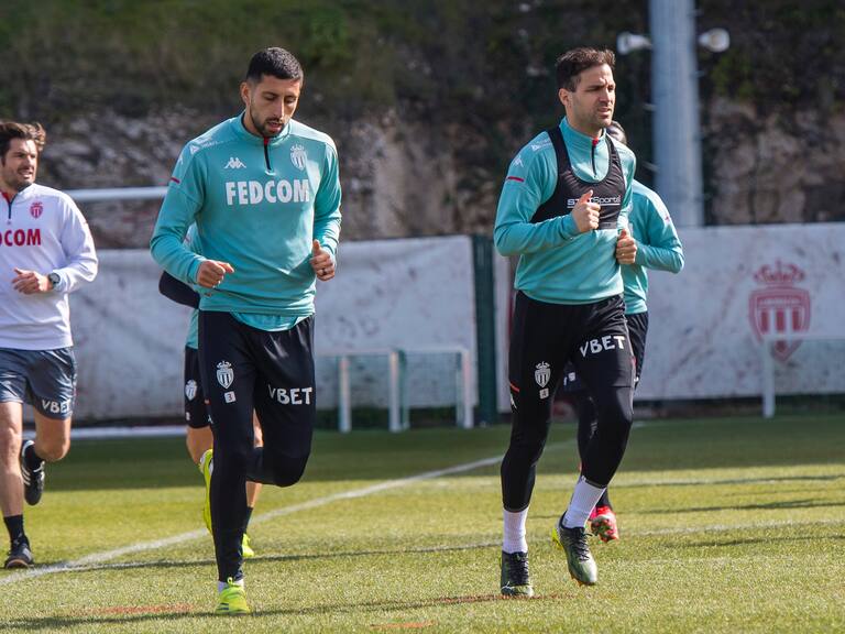 Cesc Fàbregas se deshace en elogios para Guillermo Maripán: «Está jugando una gran temporada y nos está ayudando mucho como equipo»