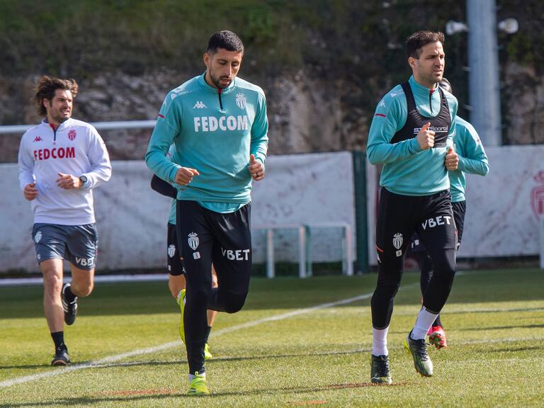 Cesc Fàbregas se deshace en elogios para Guillermo Maripán: «Está jugando una gran temporada y nos está ayudando mucho como equipo»