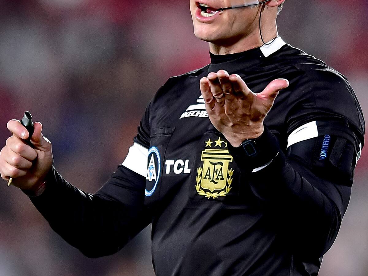 Árbitro argentino es despedido por polémica conducta: ignoró jugadas y usó celular en pleno partido