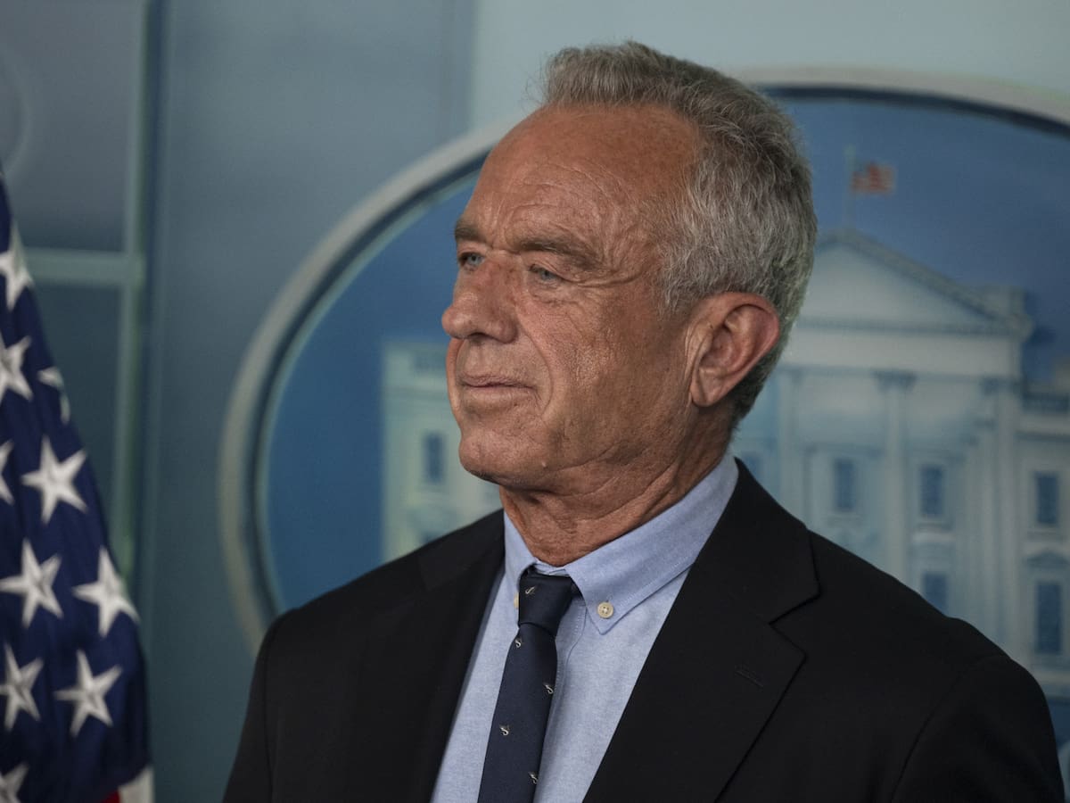 Ministro de Salud de Estados Unidos impacta con confesión: “No le temo a los gérmenes, aspiraba cocaína en los inodoros”