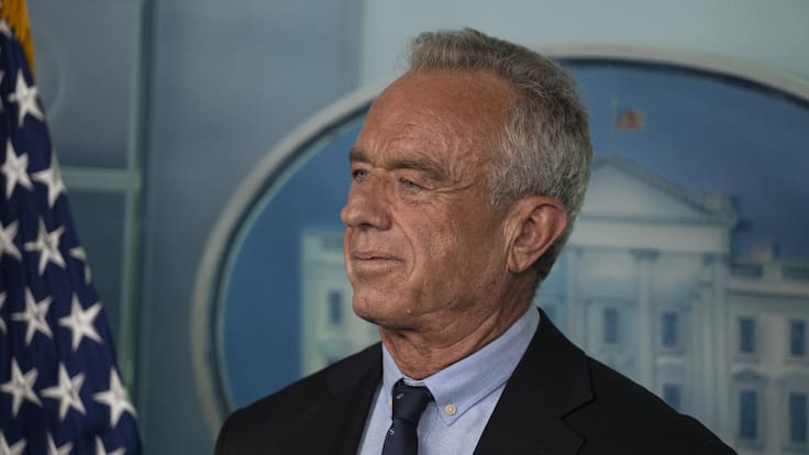 Ministro de Salud de Estados Unidos impacta con confesión: “No le temo a los gérmenes, aspiraba cocaína en los inodoros”