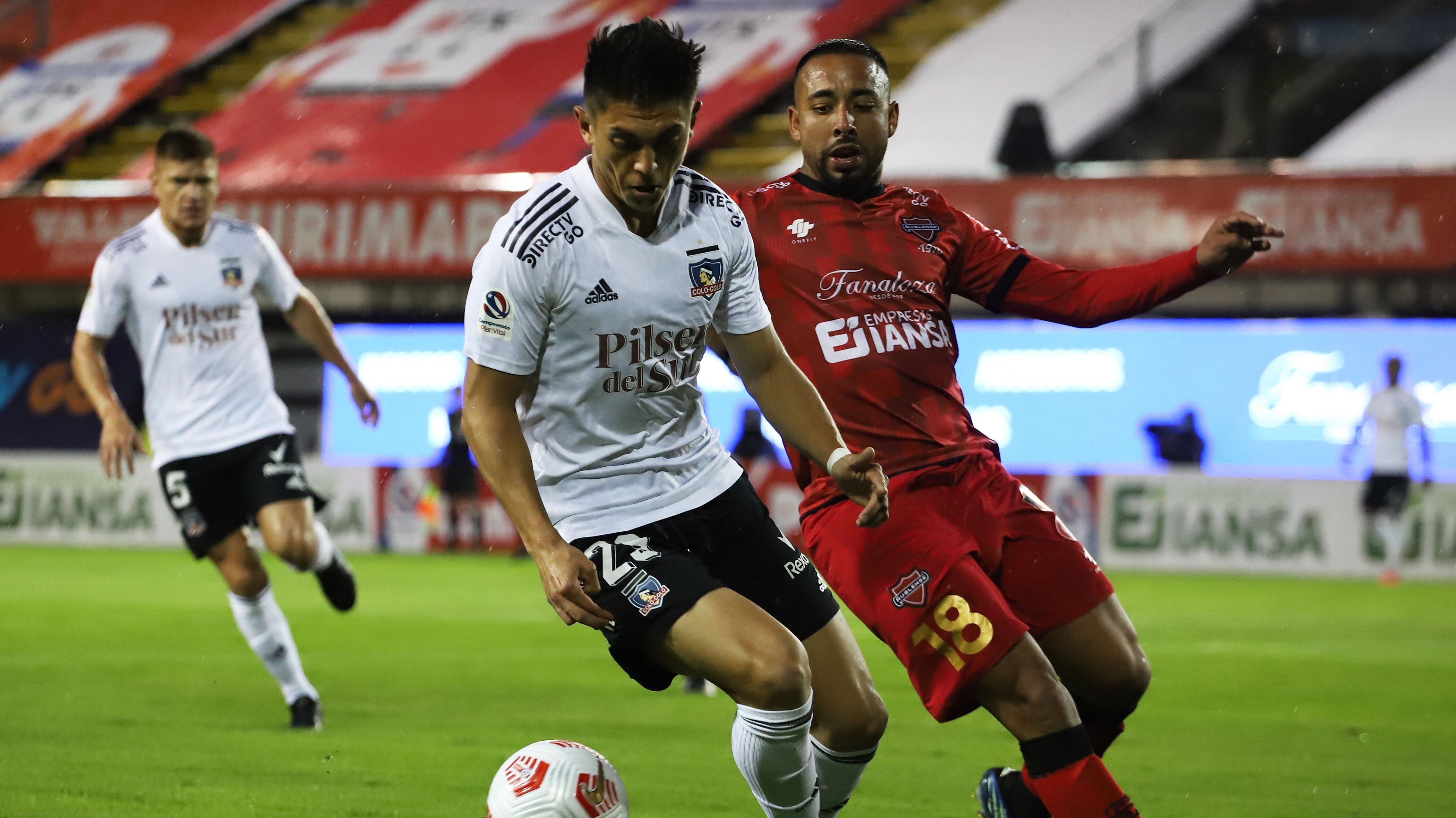01 DE MAYO DE 2021/CHILLANFelipe Fritz (i) y Bernardo Cerezo (d), durante el partido valido por la fecha 5 del Campeonato Nacional AFP PlanVital 2021, entre Nublense y Colo Colo, disputado en el Estadio Nelson Oyarzun Arenas de Chillan.
FOTO: FELIPE VENEGAS/AGENCIAUNO