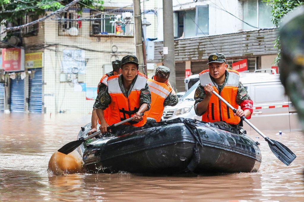 Policías y militares de China rescatan personas en Chongqing por las lluvias