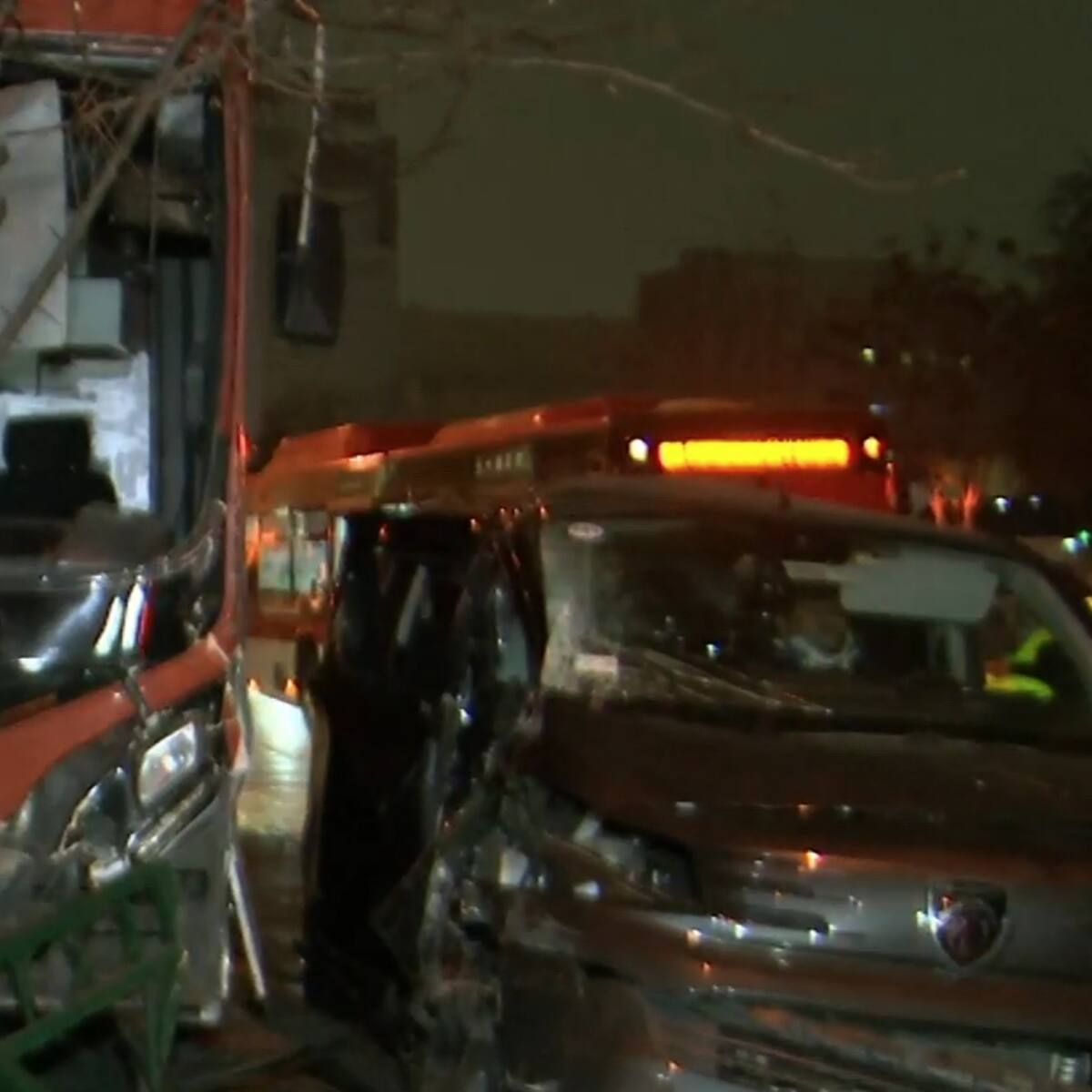 Bus RED y van protagonizan violento choque en plena Alameda: ambos terminaron impactando un árbol en la vereda
