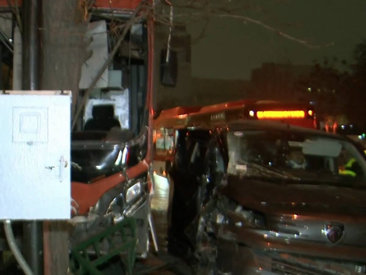 Bus RED y van protagonizan violento choque en plena Alameda: ambos terminaron impactando un árbol en la vereda