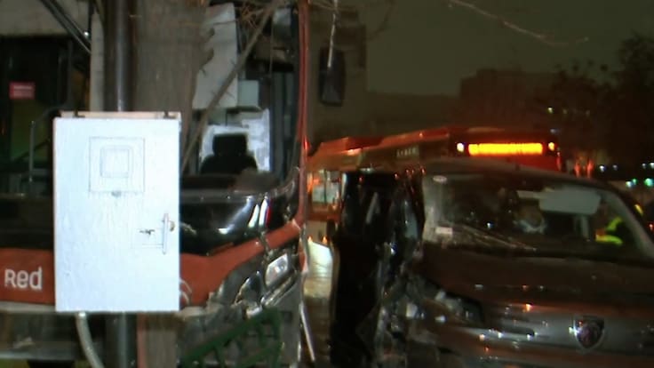 Bus RED y van protagonizan violento choque en plena Alameda: ambos terminaron impactando un árbol en la vereda
