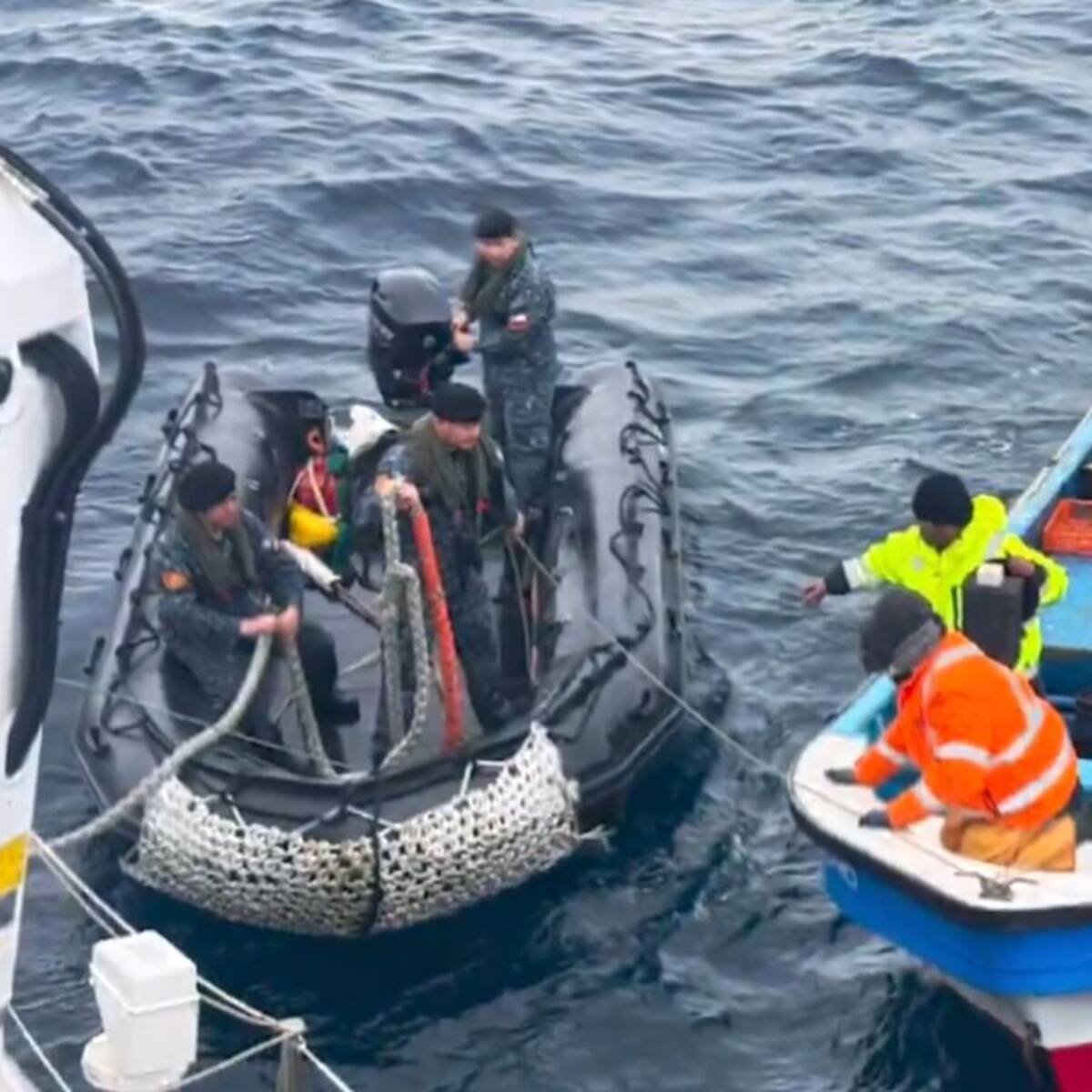 Armada rescata con vida a tres tripulantes tras quedar a la deriva frente a las costas de Quintero