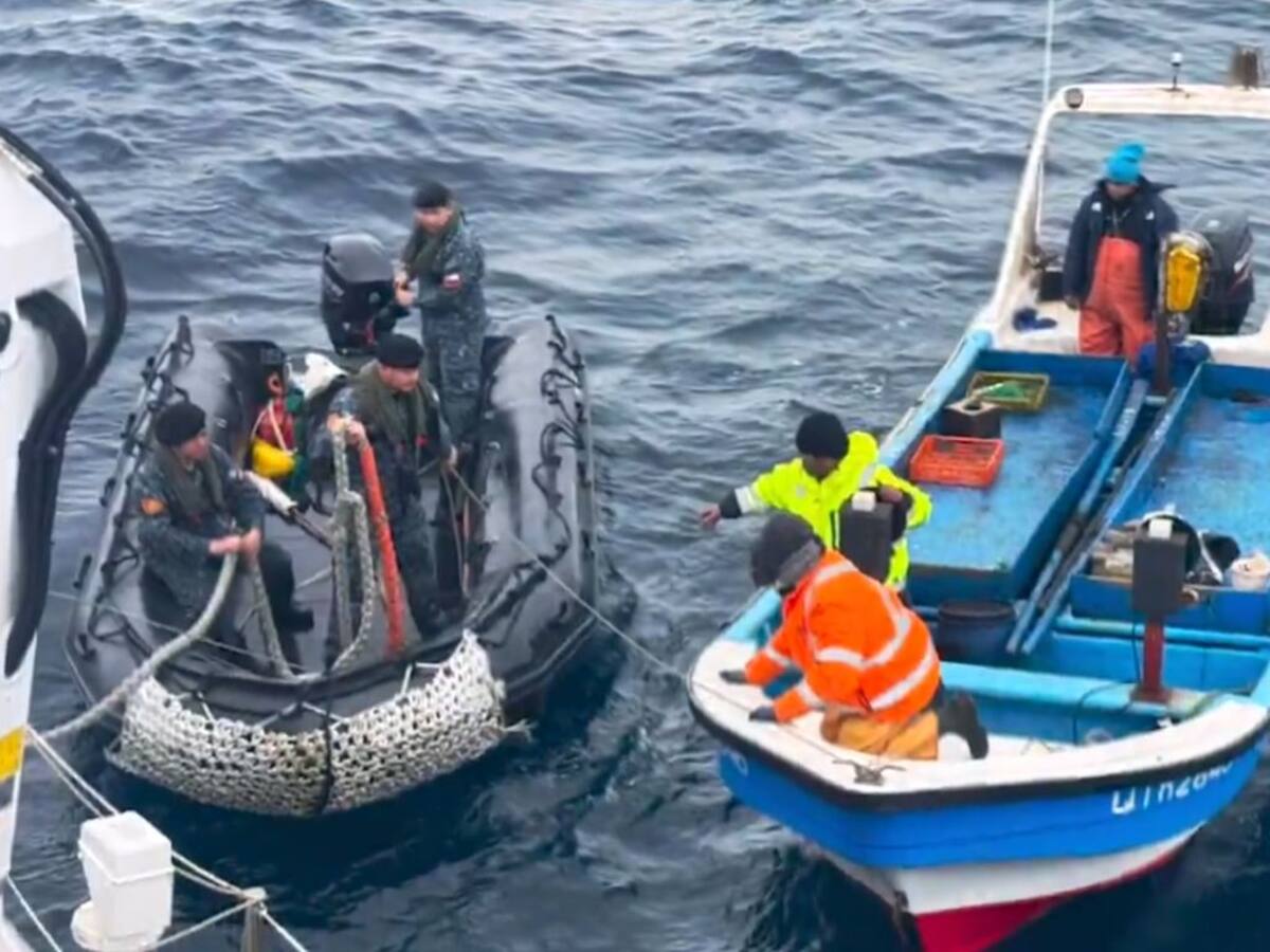 Armada rescata con vida a tres tripulantes tras quedar a la deriva frente a las costas de Quintero