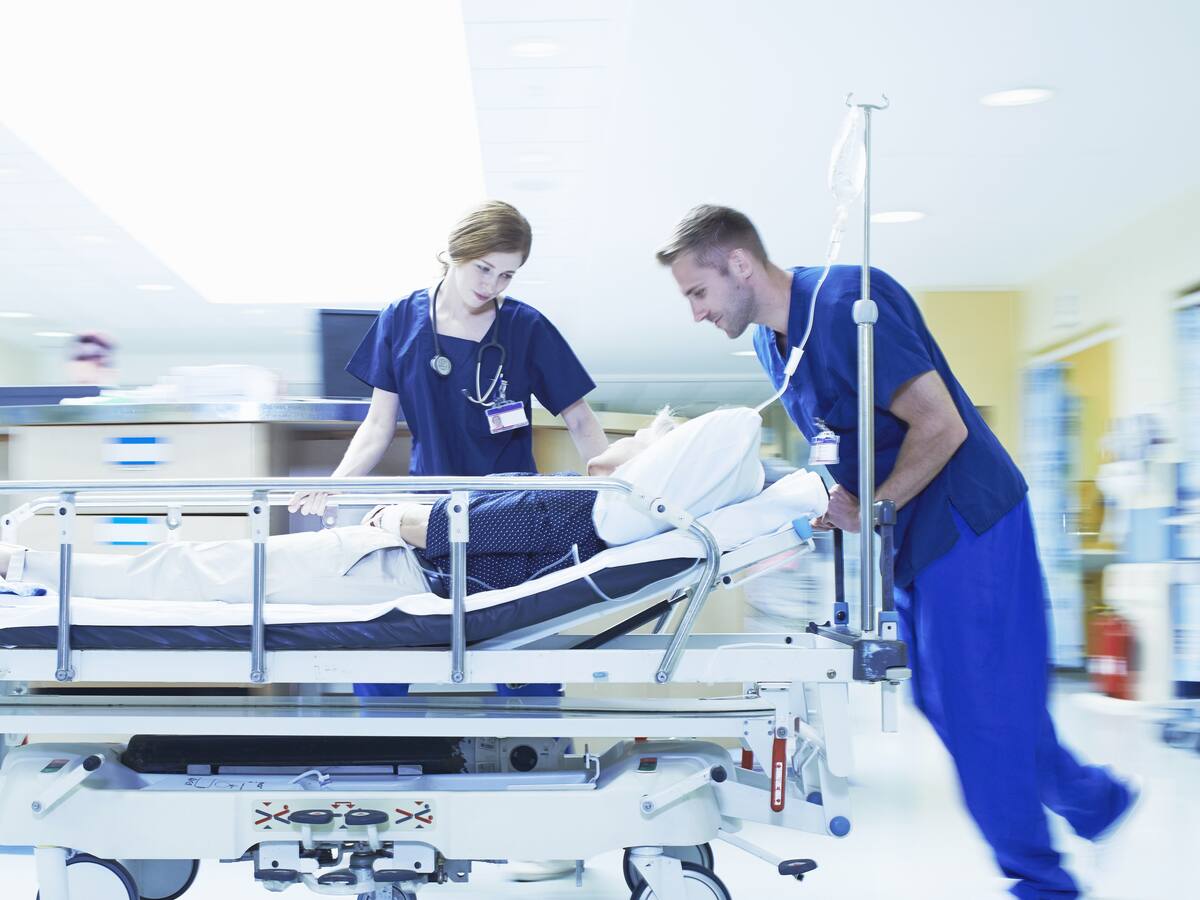 Jefa de la Unidad de Pacientes Críticos del hospital Uchile: «Ningún paciente desocupa ventilador antes de dos semanas y pueden ser tres o cuatro»