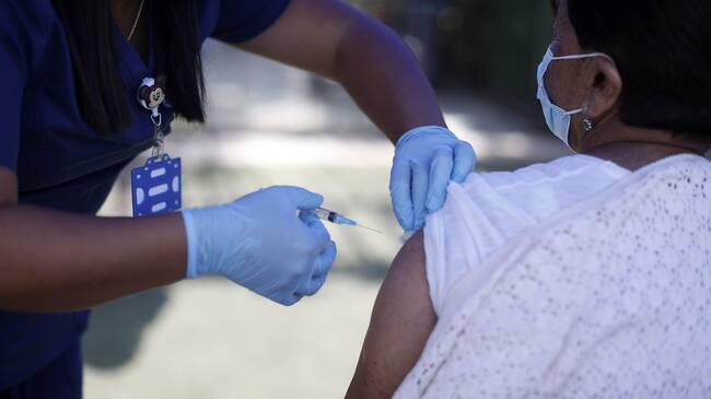 08 de Febrero de 2021/SANTIAGOUna persona se vacuna en el Gimnasio José Manuel López, uno de los trece puntos de vacunación de la comuna de Santiago.
FOTO:CRISTOBAL ESCOBAR/AGENCIAUNO