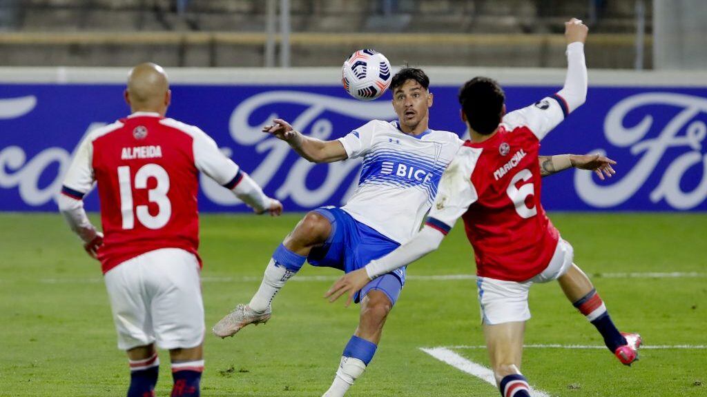 6 de Mayo del 2021/SANTIAGOFernando Zampedri(c) ,durante el partido valido por el grupo F de la Copa Conmebol Libertadores 2021, entre Universidad Catolica vs Nacional, disputado en el Estadio San Carlos de Apoquindo.
FOTO:FRANCISCO LONGA/AGENCIAUNO