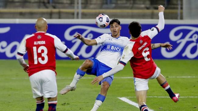 6 de Mayo del 2021/SANTIAGOFernando Zampedri(c) ,durante el partido valido por el grupo F de la Copa Conmebol Libertadores 2021, entre Universidad Catolica vs Nacional, disputado en el Estadio San Carlos de Apoquindo.
FOTO:FRANCISCO LONGA/AGENCIAUNO