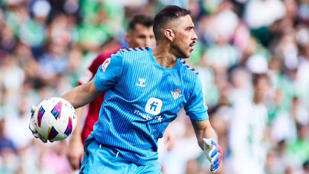 Real Betis consigue agónico triunfo ante el Osasuna con Bravo en el arco