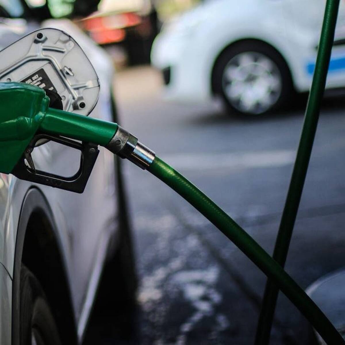 ¿Cuánto subirá la bencina en Chile? Expertos anticipan nuevo golpe al bolsillo