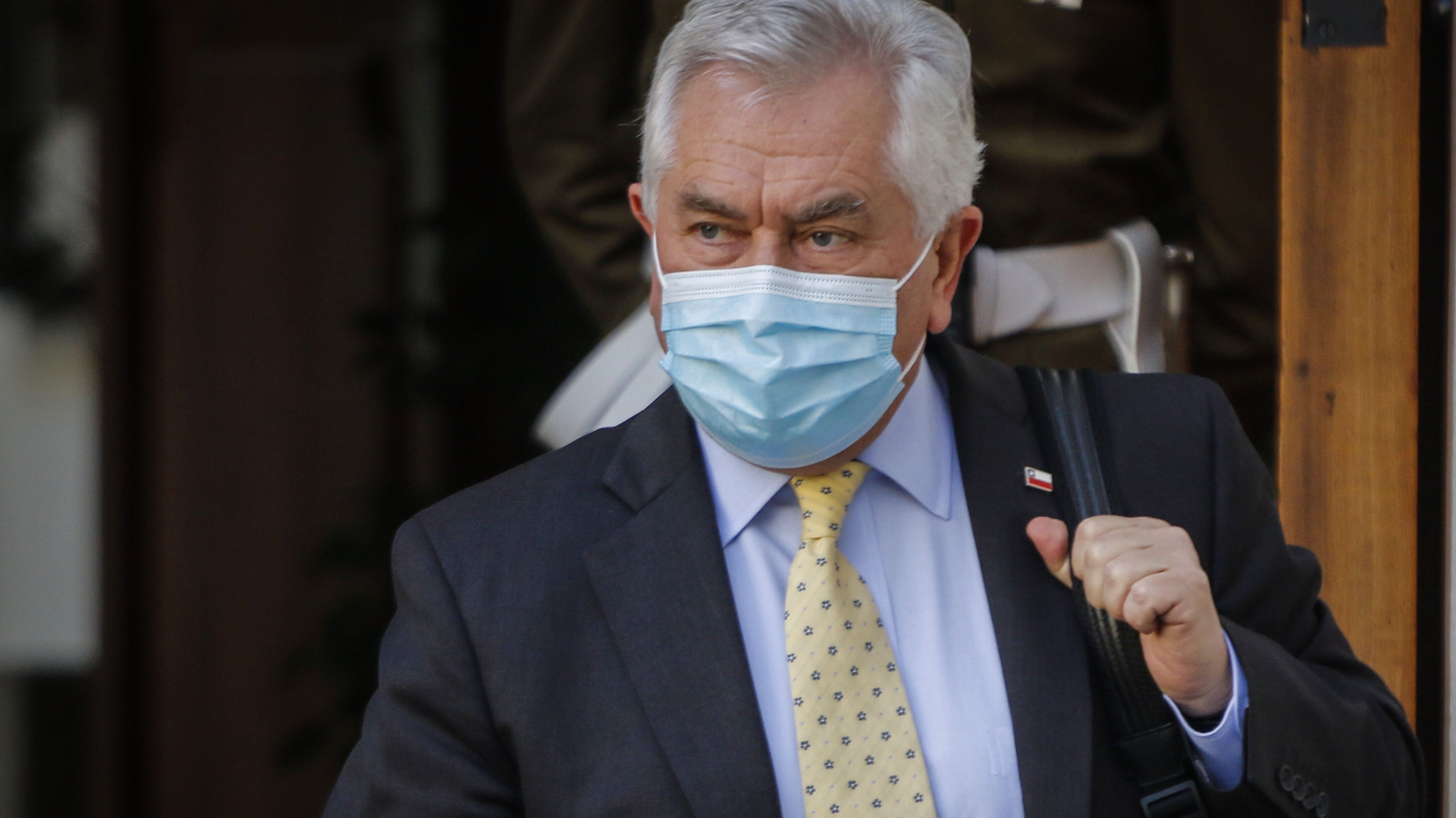 Ministro Paris se disculpó por dichos sobre funcionarios de la salud