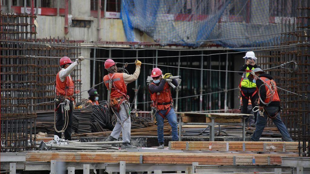 17 de marzo del 2021/SantiagoEl ministro de Salud, Enrique Paris, junto al subsecretario de Redes Asistenciales, Alberto Dougnac,  realiza visita a las obras del Nuevo Hospital del Salvador e Instituto Nacional de Geriatría, proyecto hospitalario que registra un 22% de avance en su construcción.

FOTO: KARIN POZO/AGENCIAUNO