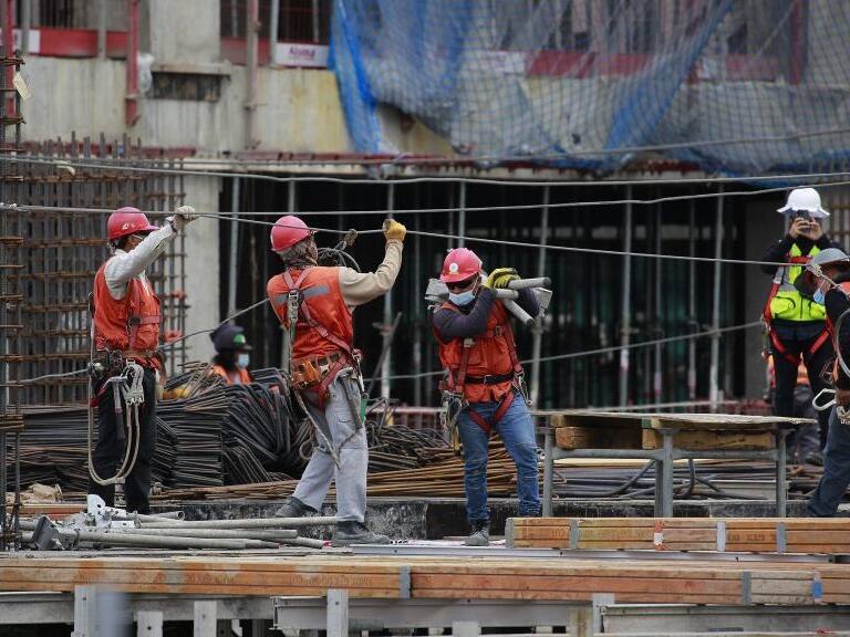 17 de marzo del 2021/SantiagoEl ministro de Salud, Enrique Paris, junto al subsecretario de Redes Asistenciales, Alberto Dougnac, realiza visita a las obras del Nuevo Hospital del Salvador e Instituto Nacional de Geriatría, proyecto hospitalario que registra un 22% de avance en su construcción.
FOTO: KARIN POZO/AGENCIAUNO