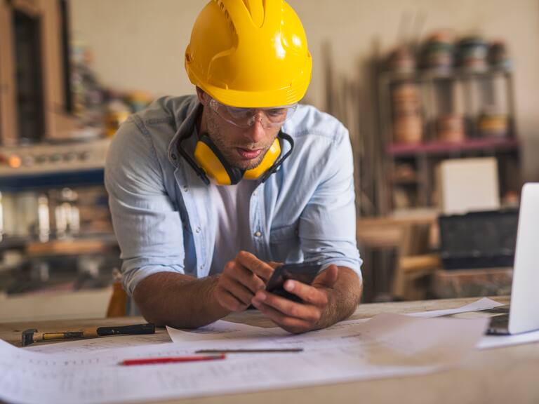 Seguridad móvil en la mira: 94% de las personas en Chile usa su teléfono para trabajar o estudiar de forma remota