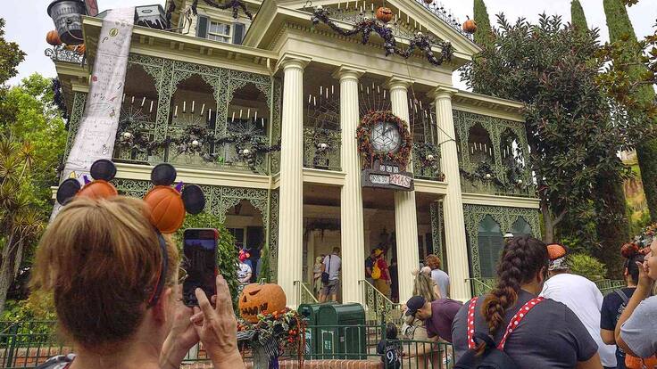 Tragedia en Disneyland: muere mujer tras ingresar a una de las atracciones más emblemáticas del parque de diversiones