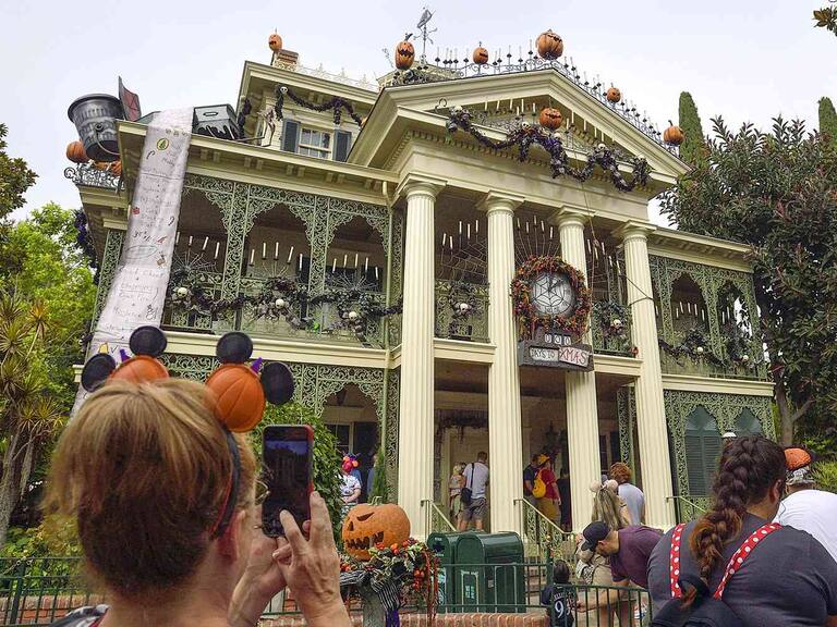 Tragedia en Disneyland: muere mujer tras ingresar a una de las atracciones más emblemáticas del parque de diversiones