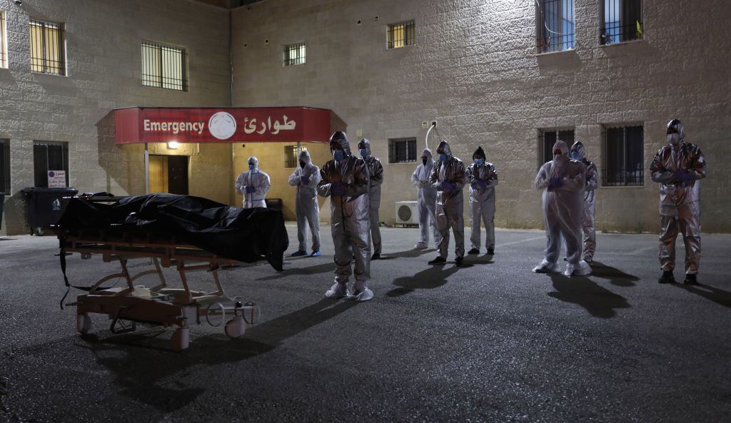 Trabajadores despiden a una mujer fallecida por Covid-19 en Palestina