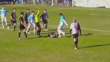 La brutal agresión que remece al fútbol argentino: jugador le pegó una patada en la cabeza a su rival