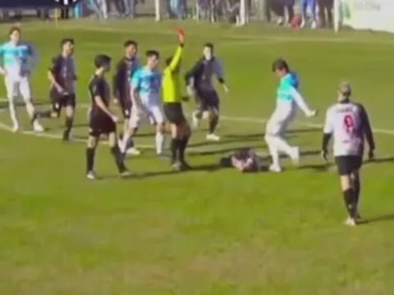 La brutal agresión que remece al fútbol argentino: jugador le pegó una patada en la cabeza a su rival