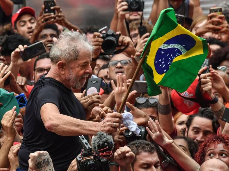 Lula da Silva recibe el cariño de las personas en Brasil tras salir de la cárcel
