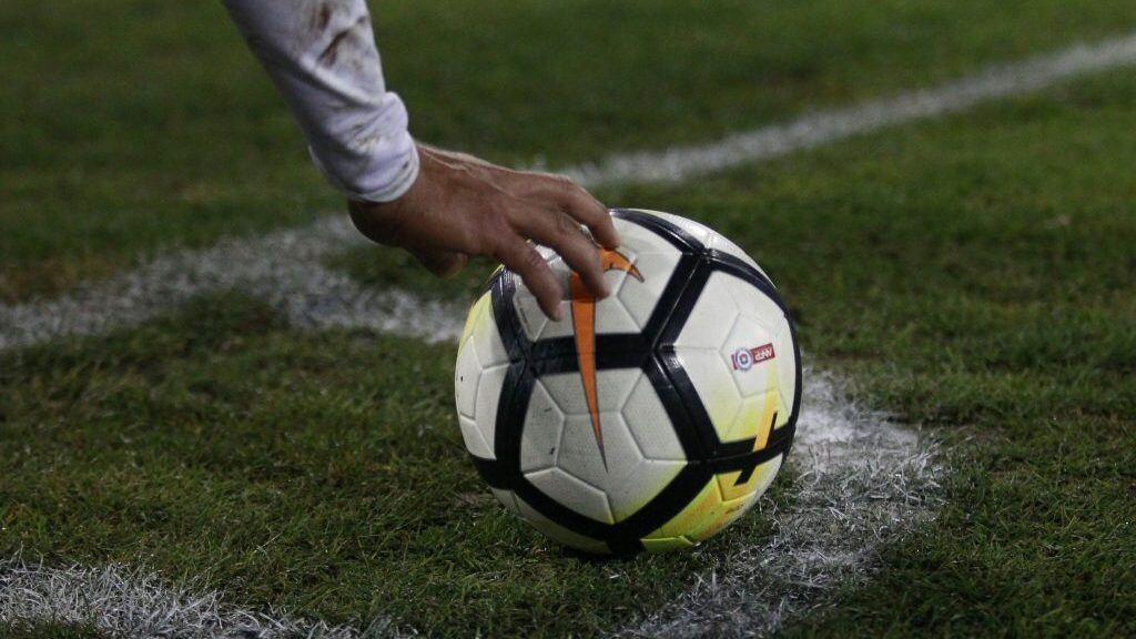 21 de Junio del 2018/SANTIAGO Un jugador acomoda la pelota para un lanzamiento de esquina durante el partido valido por la segunda fase de la Copa Chile, entre Colo Colo y Ñublense, disputado en el Estadio Monumental.
FOTO: RODRIGO SAENZ/ AGENCIAUNO