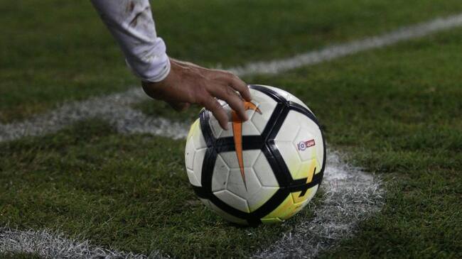 21 de Junio del 2018/SANTIAGO Un jugador acomoda la pelota para un lanzamiento de esquina durante el partido valido por la segunda fase de la Copa Chile, entre Colo Colo y Ñublense, disputado en el Estadio Monumental.
FOTO: RODRIGO SAENZ/ AGENCIAUNO