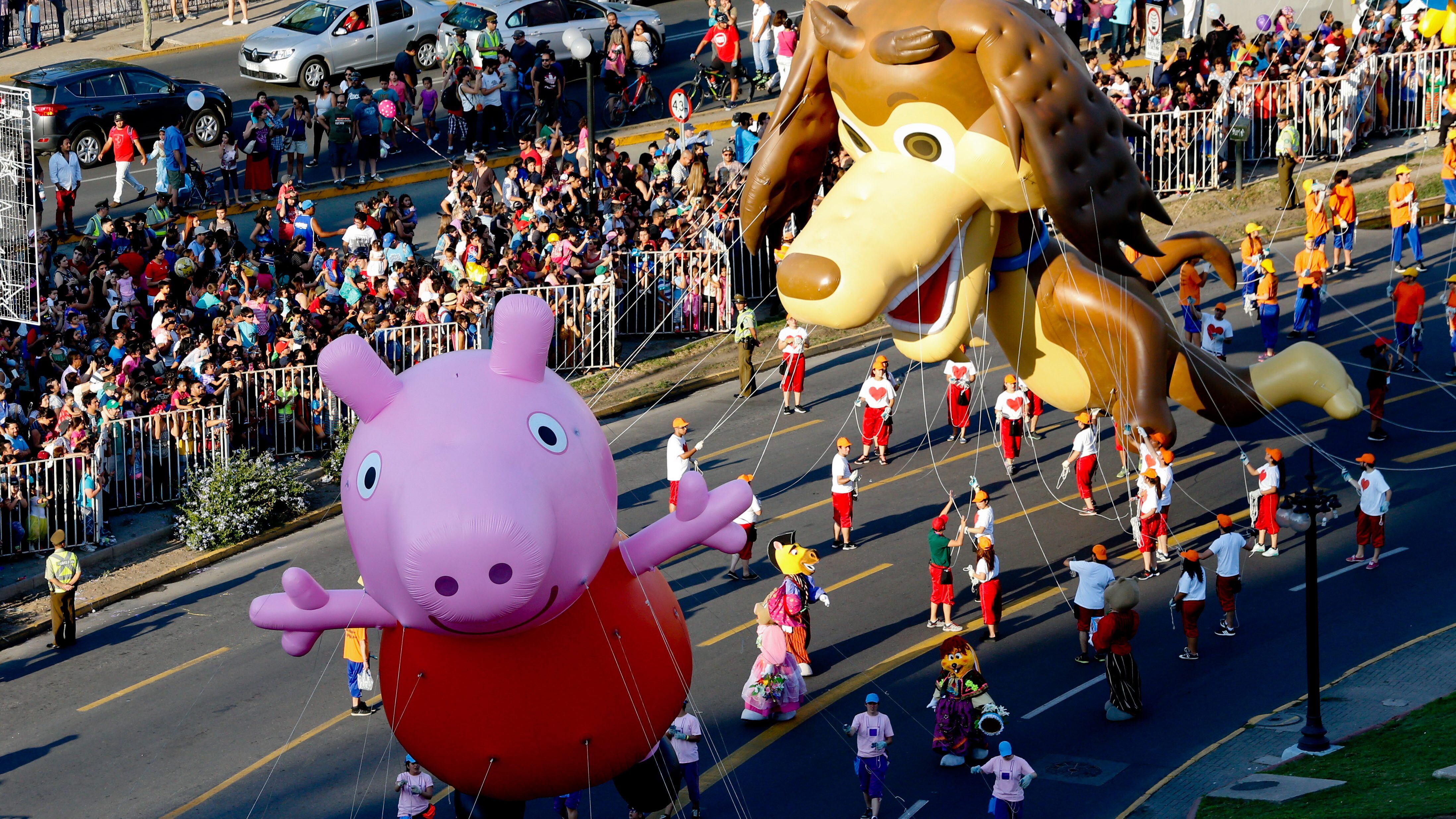 11 de SEPTIEMBRE  del 2016/SANTIAGO Se realiza el tradicional desfile Paris Parade 2016 previo a la Navidad, organizada por la multitienda Paris donde una gran cantidad de personajes infantiles inflables circulan por la principal avenida de la capital.
FOTO:FRANCISCO LONGA/AGENCIAUNO