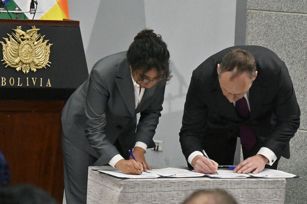 Los representantes de Yacimientos del Litio Boliviano (YLB) y Uranium One Group JSC acuerdan en La Paz la explotación de litio en Bolivia