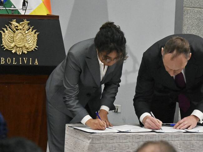 Los representantes de Yacimientos del Litio Boliviano (YLB) y Uranium One Group JSC acuerdan en La Paz la explotación de litio en Bolivia