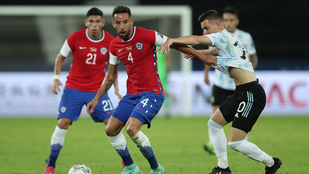 Mauricio Isla eligió a Jeyson Rojas como su "heredero" en la banda derecha de la Roja